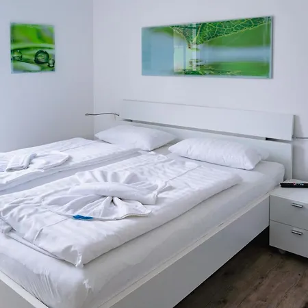 Lena Mit Fahrstuhl Und Baecker Im Haus, Direkt An Der Flaniermeile *
